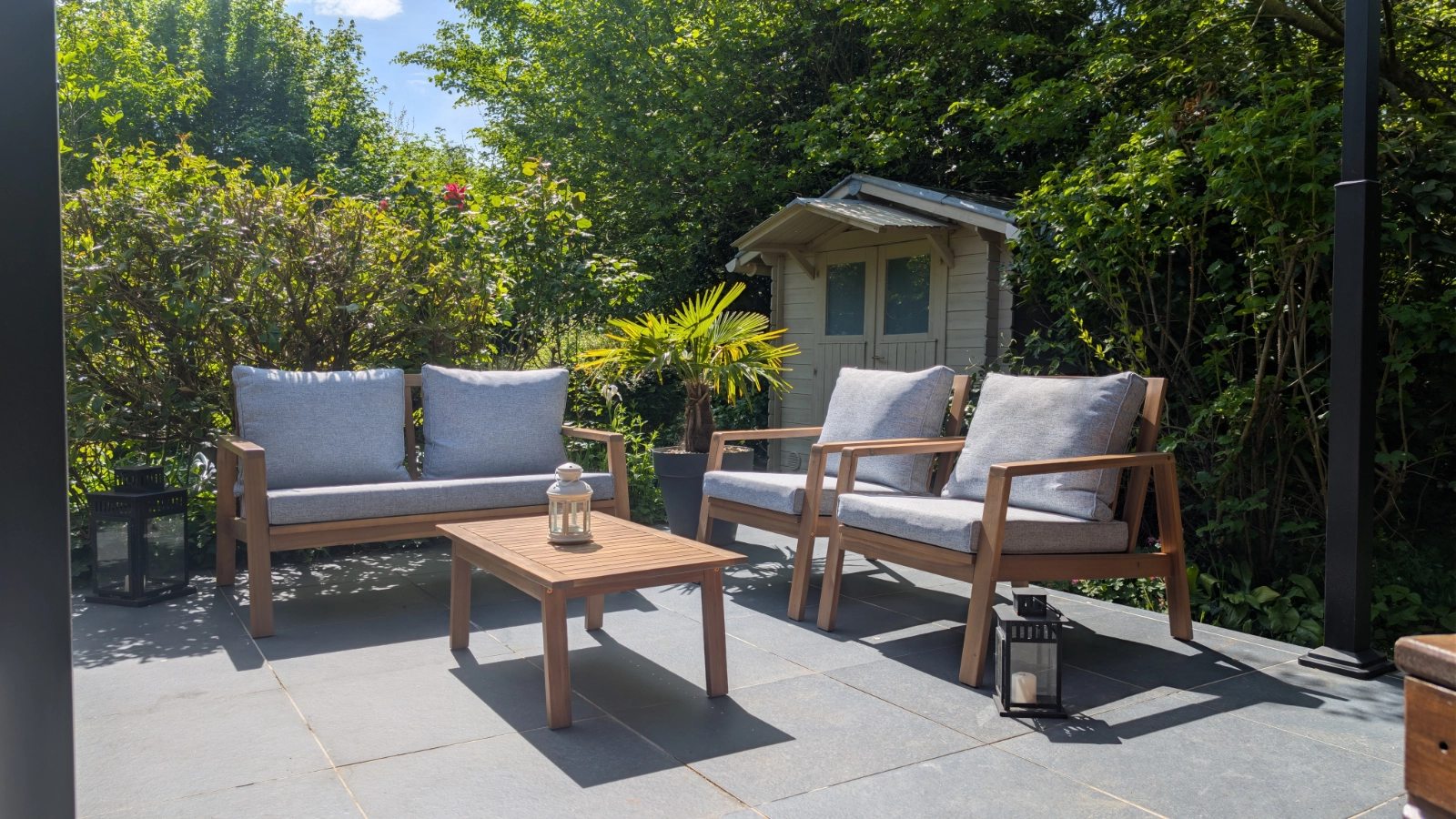 Un espace extérieur avec un jacuzzi et une table, idéal pour des moments de détente en plein air.