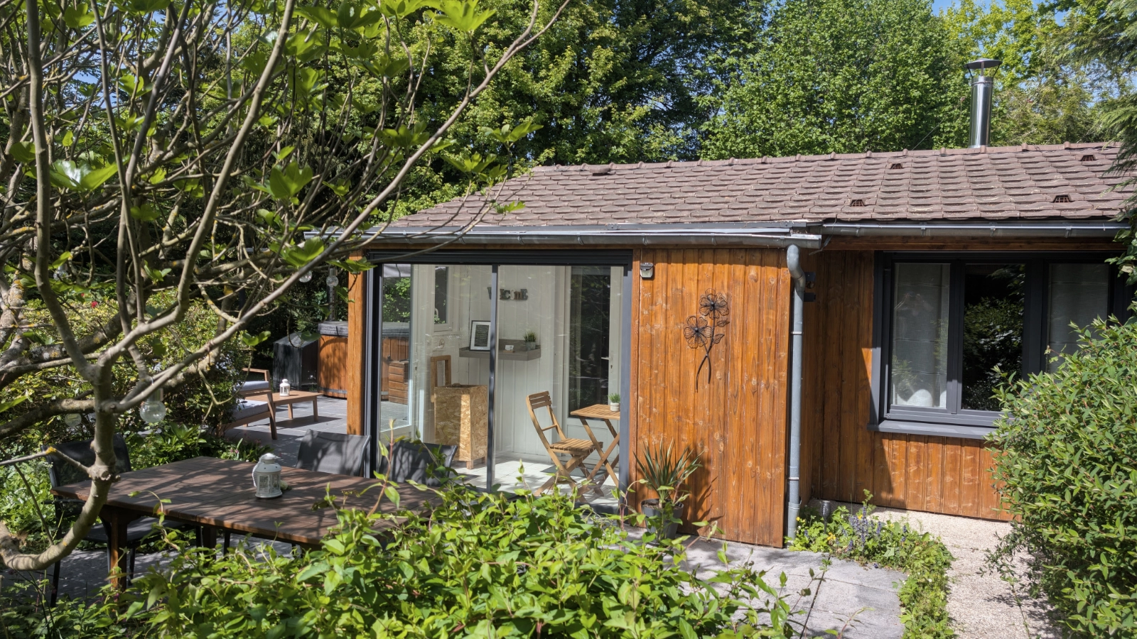 Tiny house caché par les fleurs