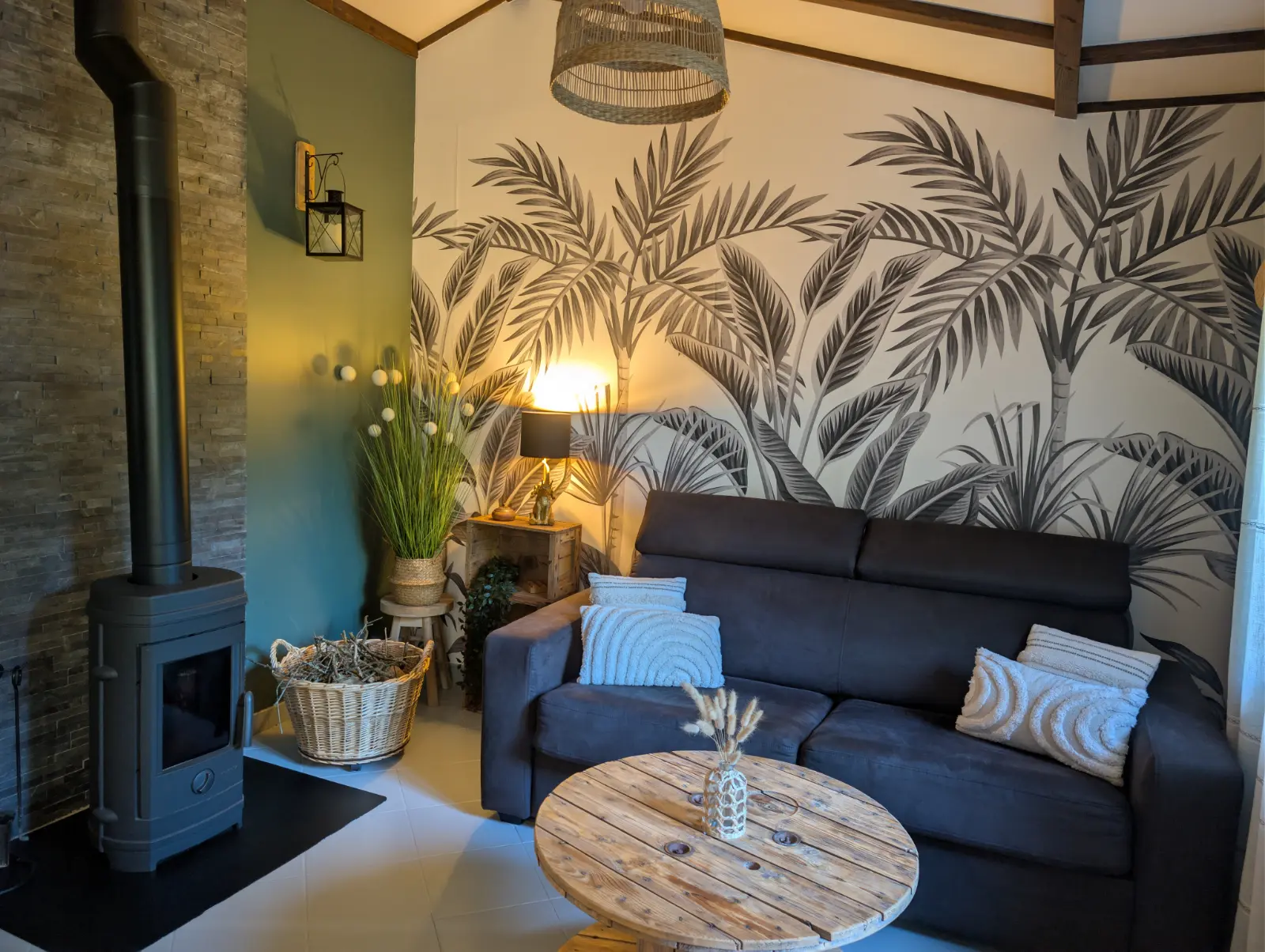 Un espace extérieur avec un jacuzzi et une table, idéal pour des moments de détente en plein air.