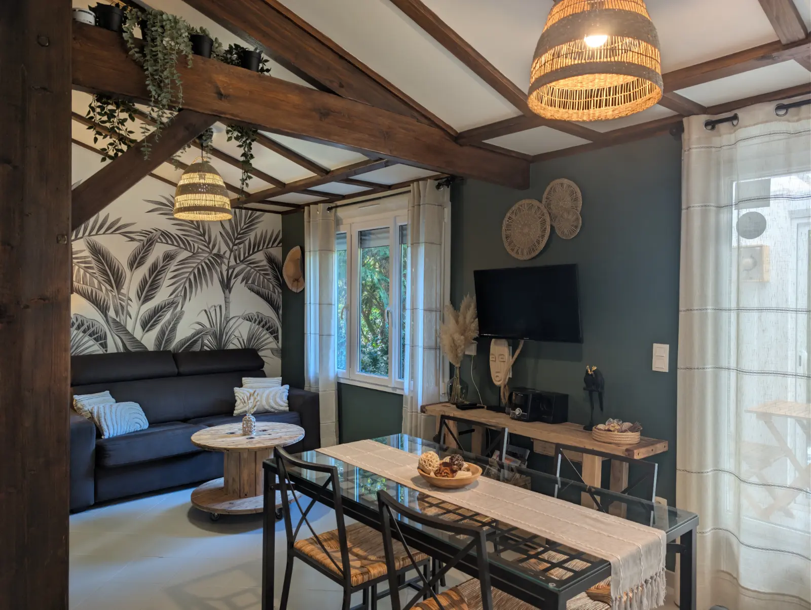 Terrasse en bois avec transats et jardin autour d’un gîte moderne