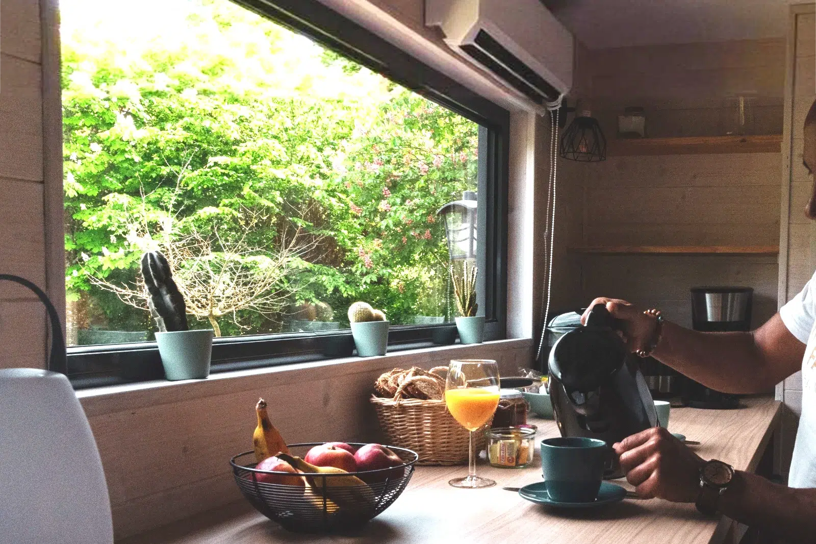 Terrasse en bois avec transats et jardin autour d’un gîte moderne