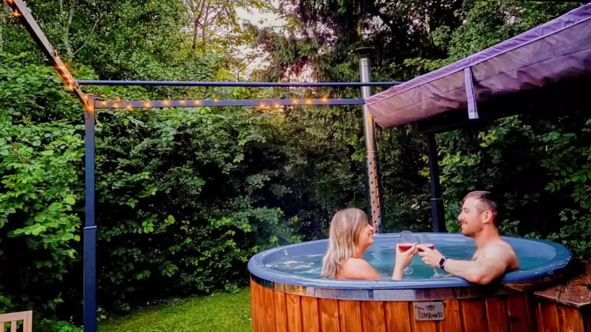 cottagespa Brasero extérieur avec feu de bois dans un jardin aménagé, ambiance chaleureuse et conviviale